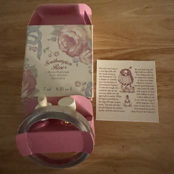 NIB Scarborough and Company Southampton Rose Environmental Oil & Light Bulb Ring - Picture 7 of 8